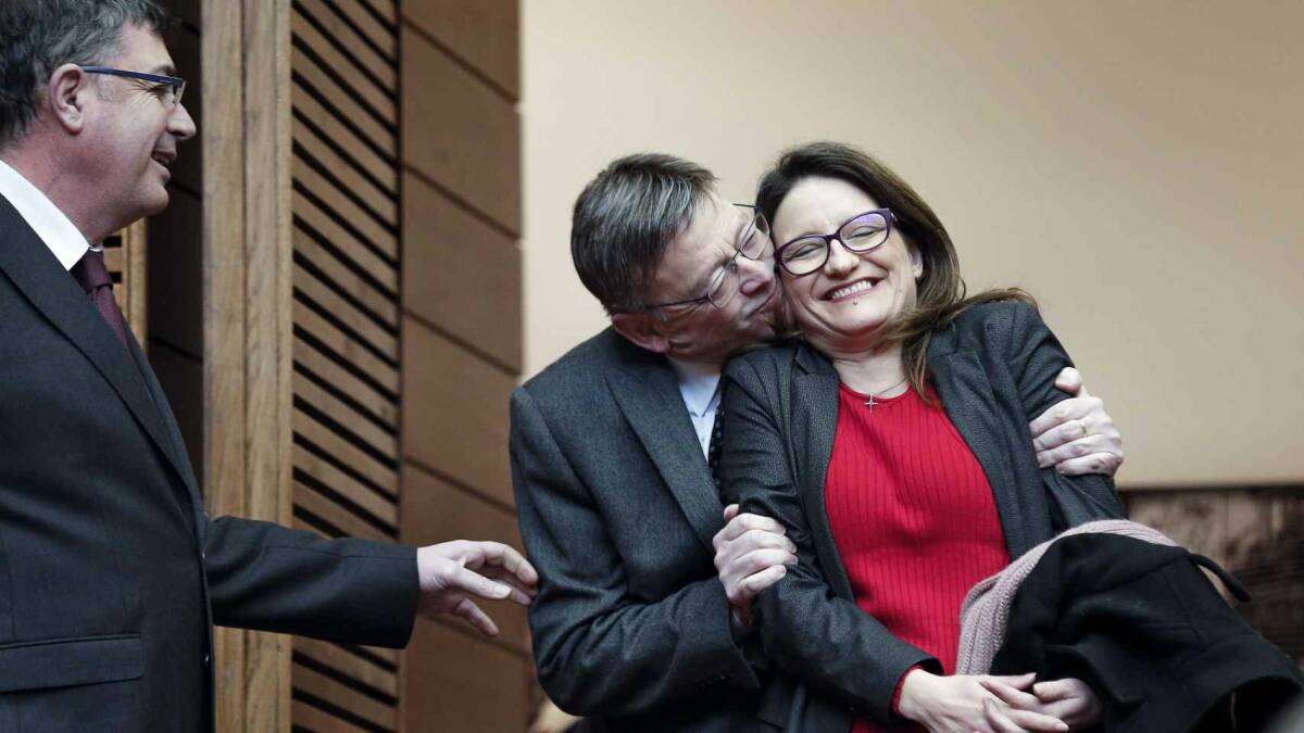 Puig abraza a Mónica Oltra en Les Corts, al principio de la primera legislatura.Foto: EFE/Biel Aliño