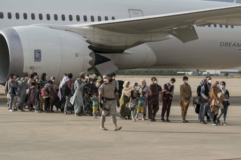 Llegada de evacuados de Afganistán a la base de Torrejón, a 23 de agosto de 2021. Foto: A.PÉREZ.MECA/EP