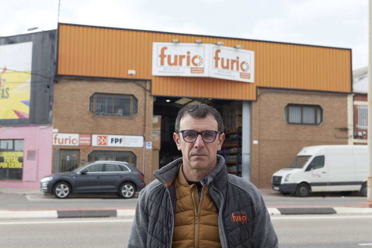 José Vicente Furio, junto a las dependencias exteriores de su empresa, (Foto: Antonio Pradas)