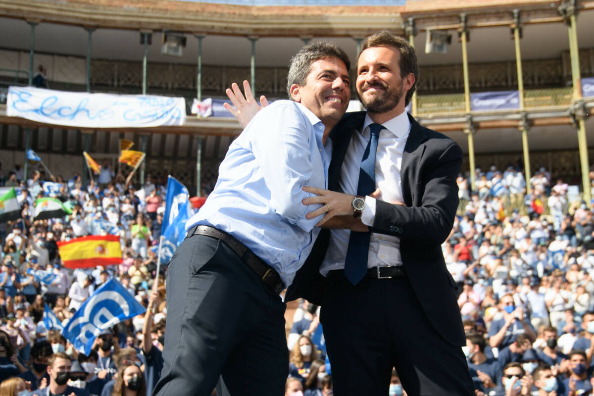 El líder del PPCV, Carlos Mazón, junto a Pablo Casado en un mitn en València. Foto: KIKE TABERNER