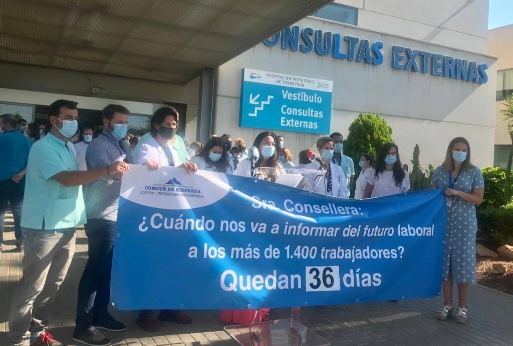 Trabajadores del Hospital de Torrevieja, antes de la reversión. Foto: EP
