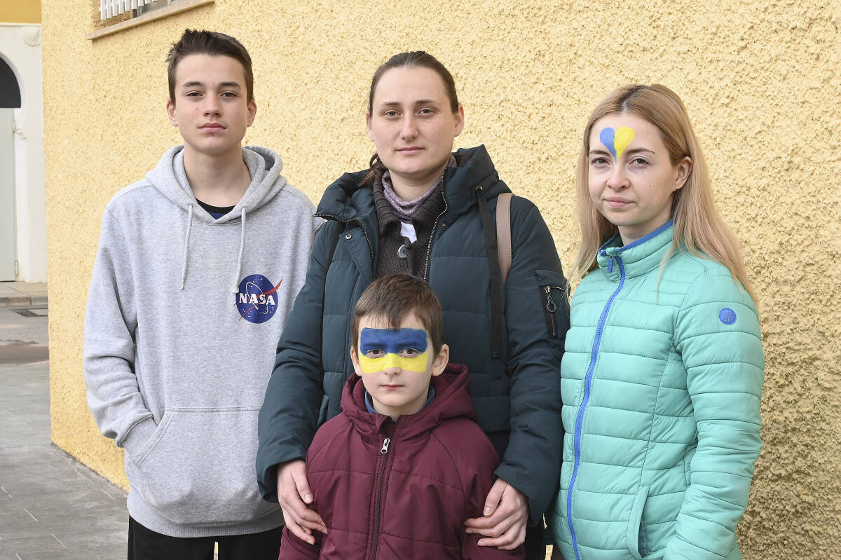 Bogdan, Irina, Daniil y Marina, llegados de Ucrania, este viernes en el Grau