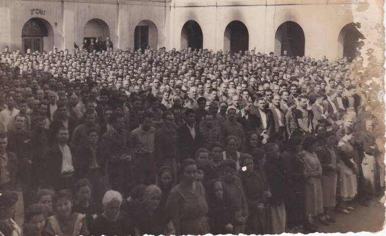 Formació de presos al pati de la presó de la Mercé de Borriana amb les primeres files ocupades per dones. Arxiu fotogràfic del GRMHC