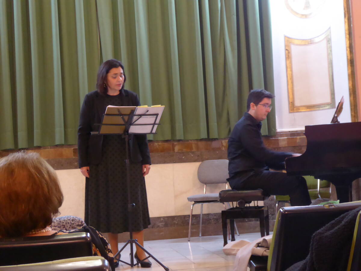 La música tiene un papel importante en los recitales de Verba Manent.