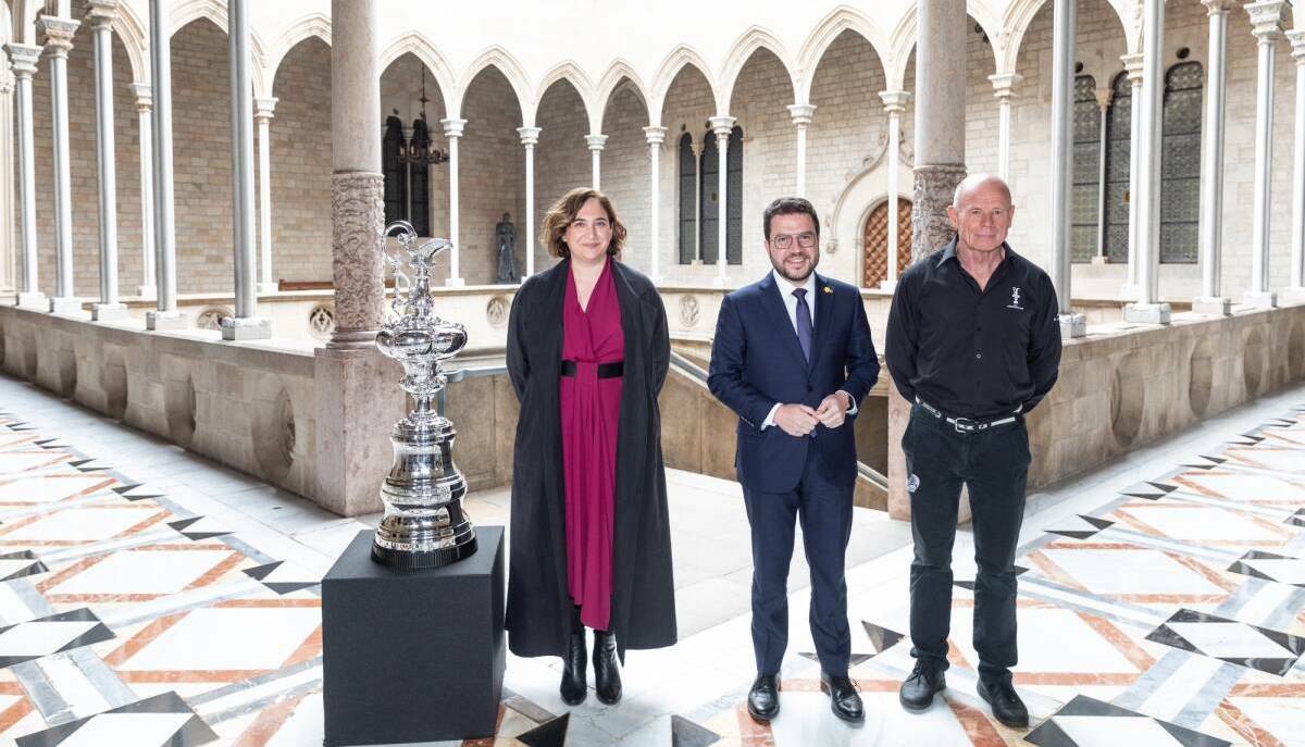Ada Colau, Pere Aragonés y Grant Dalton, el 29 de marzo con la Copa de las Cien Guineas en Barcelona. Foto: ETNZ