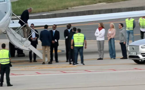 El rey emérito llega al aeropuerto de Vigo en un jet privado -Foto: RAÚL TERREL / EUROPA PRESS