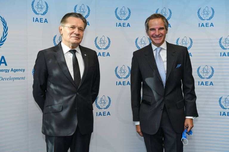 Alexey Likhachev y Rafael Grossi. Foto: DEAN CALMA/IAEA/DPA