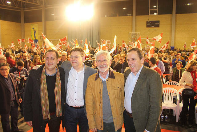 El líder del PSPV, Ximo Puig, junto a tres ex secretarios generales: Alarte, Lerma y Pla. Foto: VP