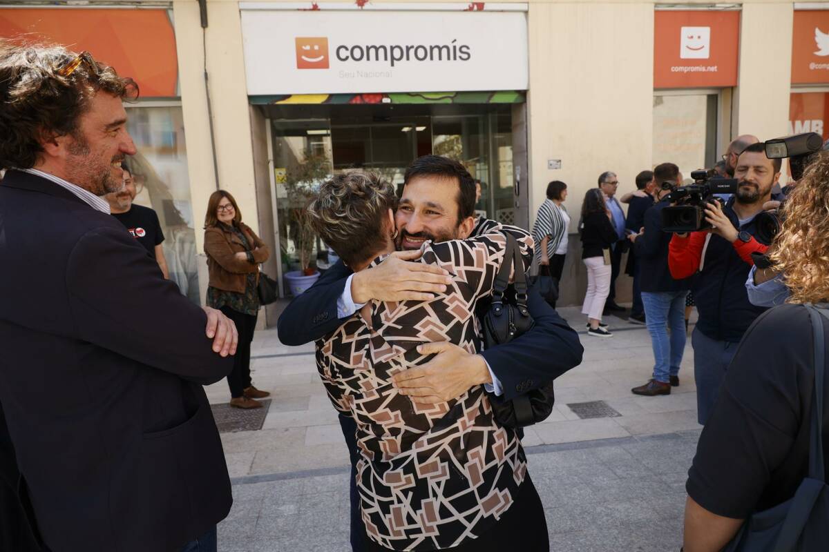 Marzà abraza a Tamarit tras hacer pública su renuncia. Foto: EFE/Biel Aliño