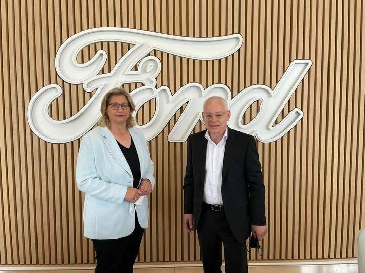 Anke Rehlinger, ministra-presidenta de la región del Sarre y Jürgen Barke, responsable de Economía en la región, en la sede de Ford en EEUU. Foto: Facebook de Rehlinger