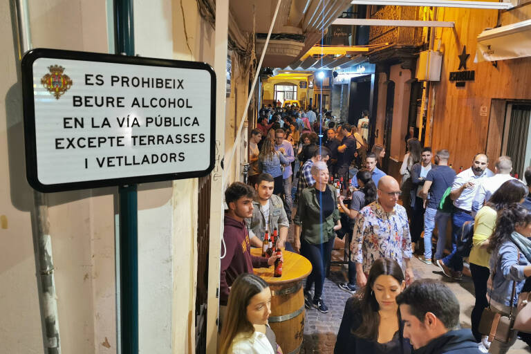 El consumo de alcohol en las tascas está sujeto a los veladores. Foto: ANTONIO PRADAS