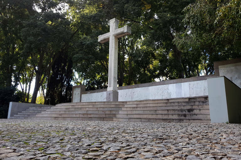 El Ayuntamiento proyecta la retirada de la cruz de Ribalta en aplicación de la ley. Foto: ANTONIO PRADAS