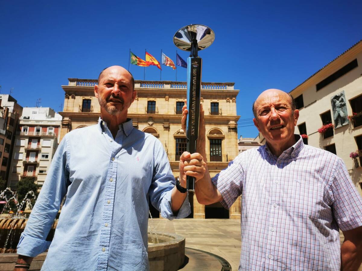Andrés Vera y Luis Adsuara, juntos ayer en la plaza Mayor con la antorcha del primero.