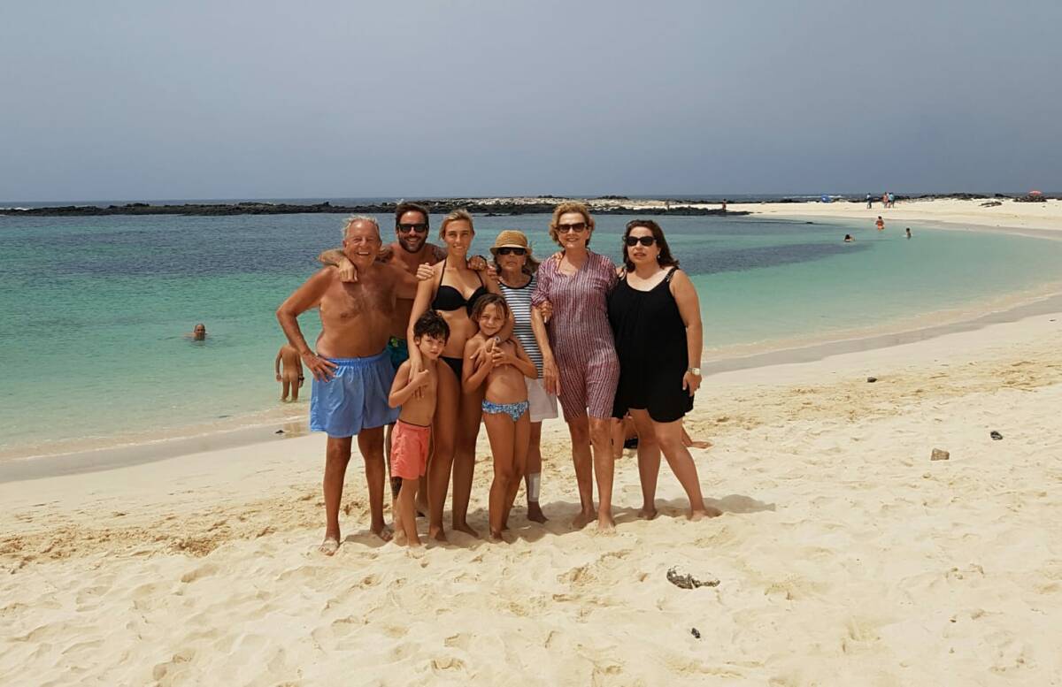 Sele Villanueva en la playa con parte de su familia