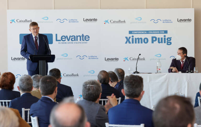 El presidente de la Generalitat, Ximo Puig, y Julio Monreal en un acto del diario Levante. Foto: GVA