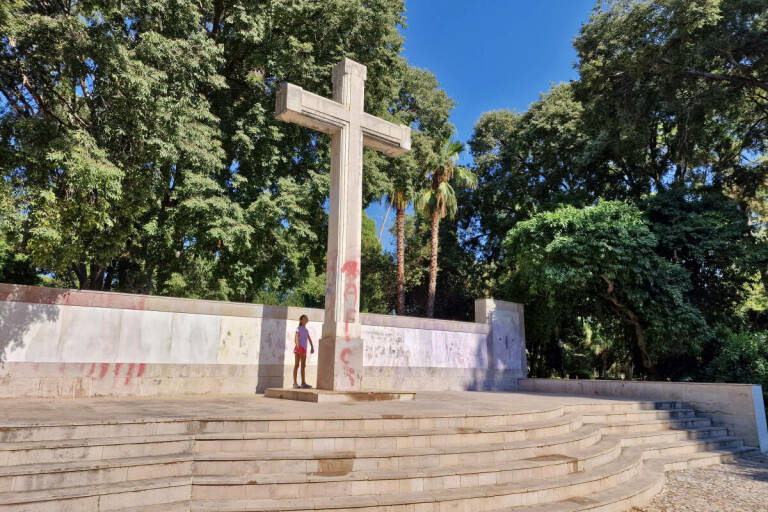 La cruz de Ribalta tiene una altura de seis metros y data de 1944. Foto: ANTONIO PRADAS