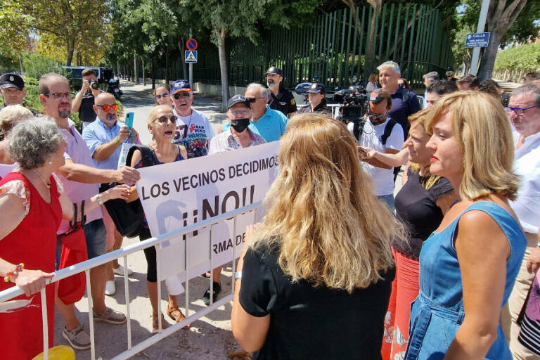 Protesta de los vecinos durante la visita de la ministra de Educación, Pilar Alegría. Foto: ANTONIO PRADAS