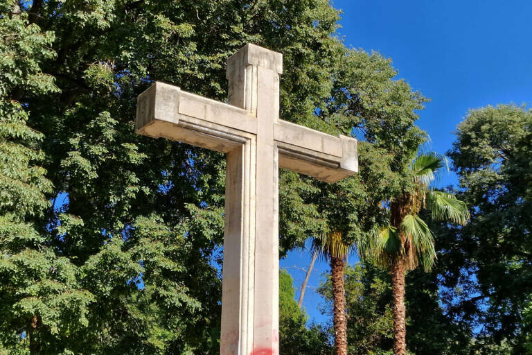 La cruz se encuentra un tanto deteriorada por el paso del tiempo y la falta de mantenimiento. Foto: ANTONIO PRADAS 