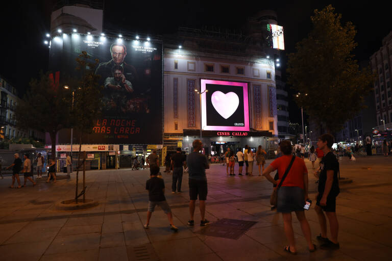 Varias personas en la Plaza de Callao, a 2 de agosto de 2022, en Madrid. Foto: ISABEL INFANTES/EP