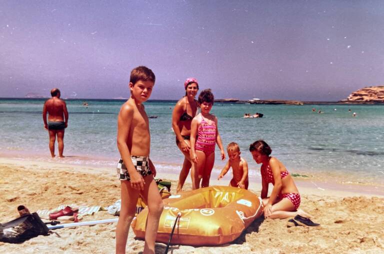 Ángel Adán junto a su familia en la playa.