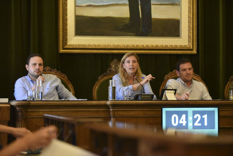 La alcaldesa, Amparo Marco, entre el portavoz del Fadrell, José Luis López, y el líder de Compromís, Ignasi Garcia.