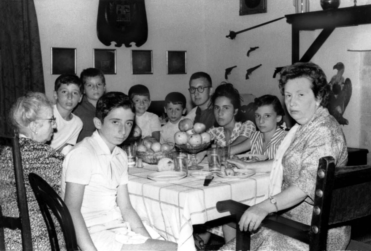 Xavi Mariscal en la mesa con la familia en la finca familiar el Vado