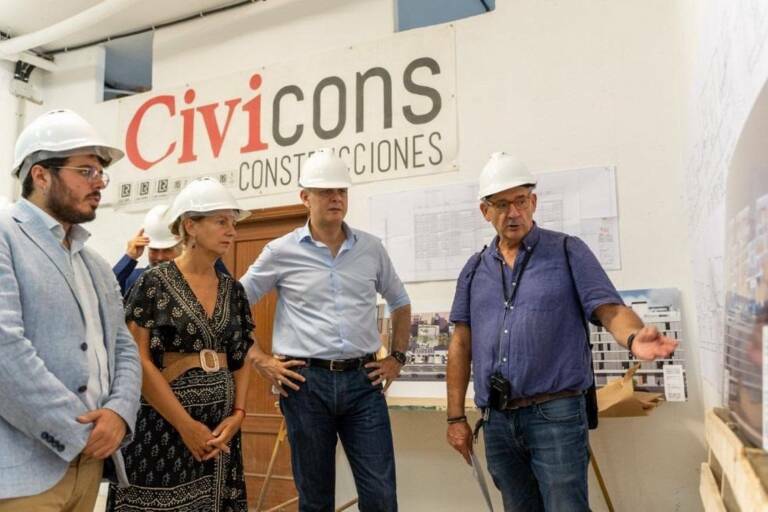 Visita del conseller de Vivienda, Héctor Illueca, al edificio de la calle Santa Cruz de Tenerife.