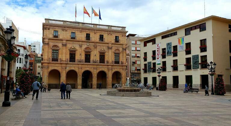 Imagen de los dos edificios del Ayuntamiento de Castelló en la plaza Mayor.