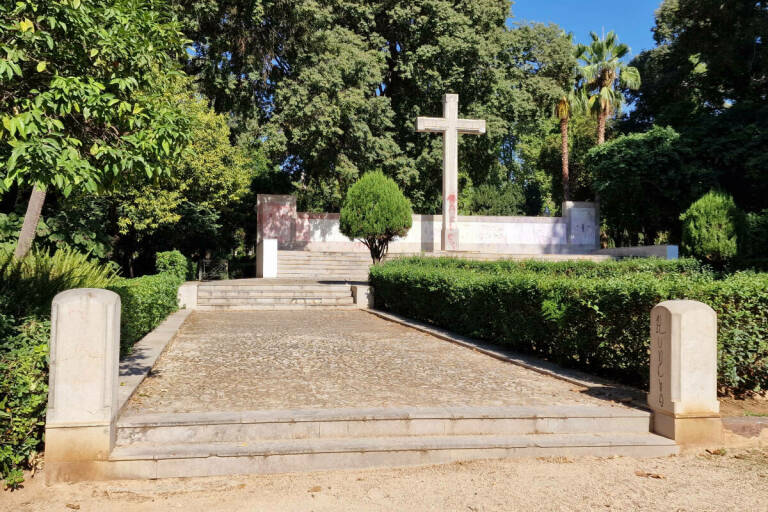 La retirada de la cruz supone restituir el jardín que existió en Ribalta hasta 1926. Foto: ANTONIO PRADAS