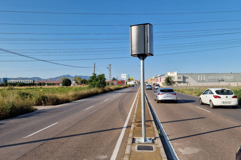 Otro de los radares se encuentra en la avenida Valencia. Foto: ANTONIO PRADAS