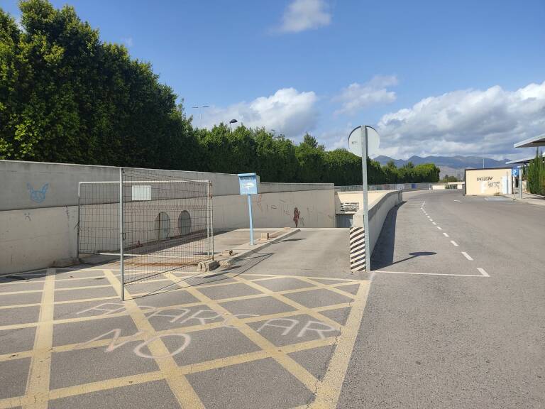 Una valla impide el acceso a los parkings, que tienen una capacidad para 490 vehículos. Foto: ROBERTO TOMÁS