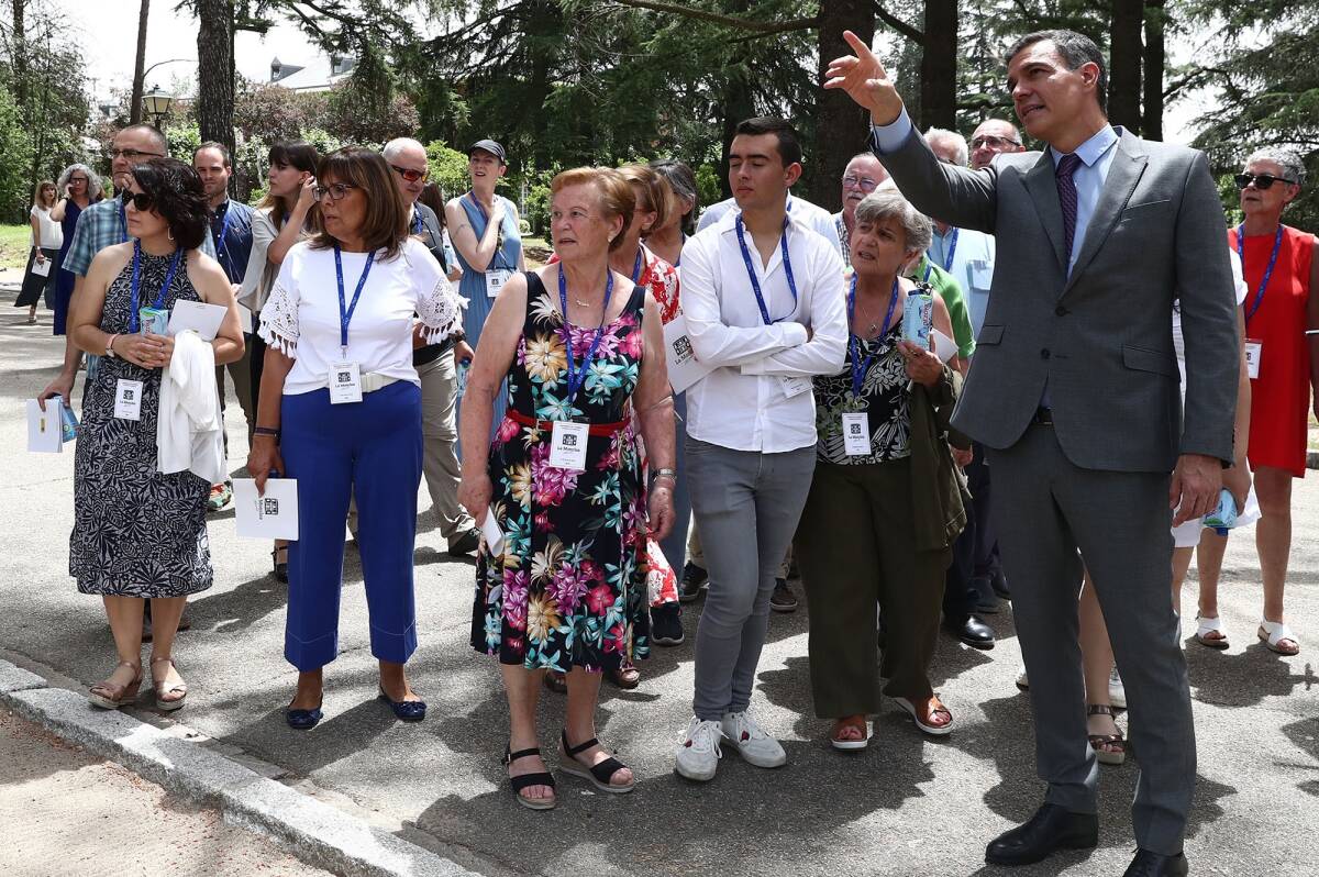 El presidente del Gobierno, Pedro Sánchez, junto a los ciudadanos participantes en Moncloa Abierta en los jardínes de La Moncloa en junio. Foto:  Fernando Calvo/ La Moncloa