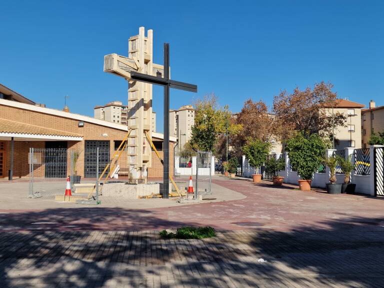 El tamaño de la cruz, que mide seis metros de altura, no pasa desapercibido. Foto: ANTONIO PRADAS