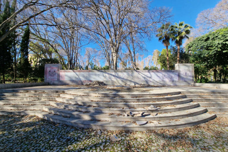 La plataforma, escalinatas y muros siguen intactos. Foto: ANTONIO PRADAS