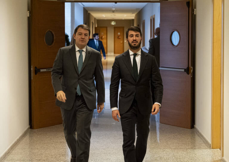 García-Gallardo (i) y el presidente de CyL, Alfonso Fernández Mañueco (d). Foto: PHOTOGENIC/CLAUDIA ALBA/EP
