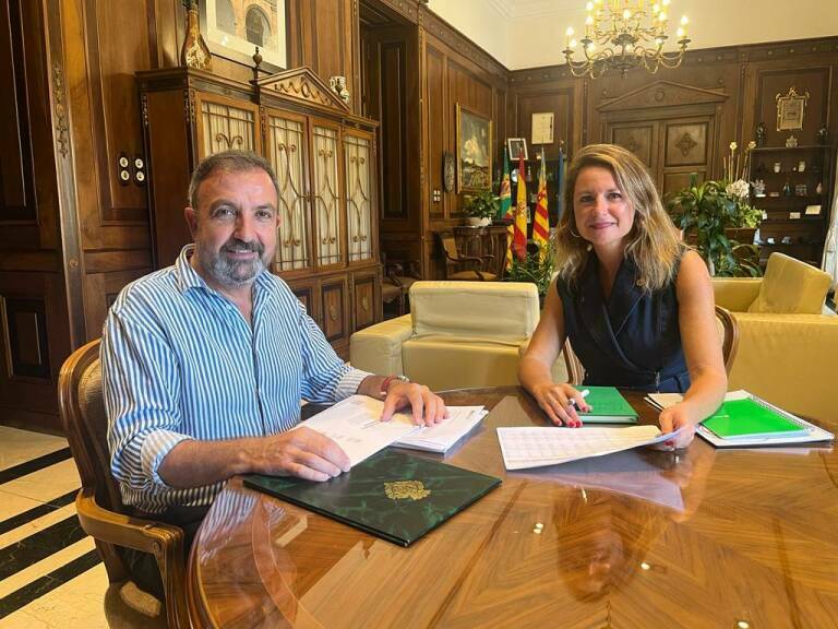 El concejal de Hacienda y Economía, Juan Carlos Redondo, con la alcaldesa, Begoña Carrasco.