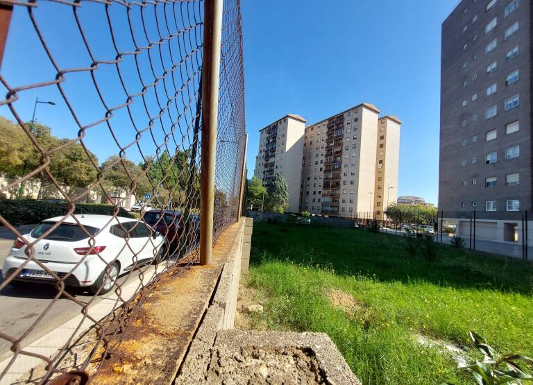 El solar se localiza en pleno barrio de Rafalafena de Castelló. Foto: CARLOS PASCUAL