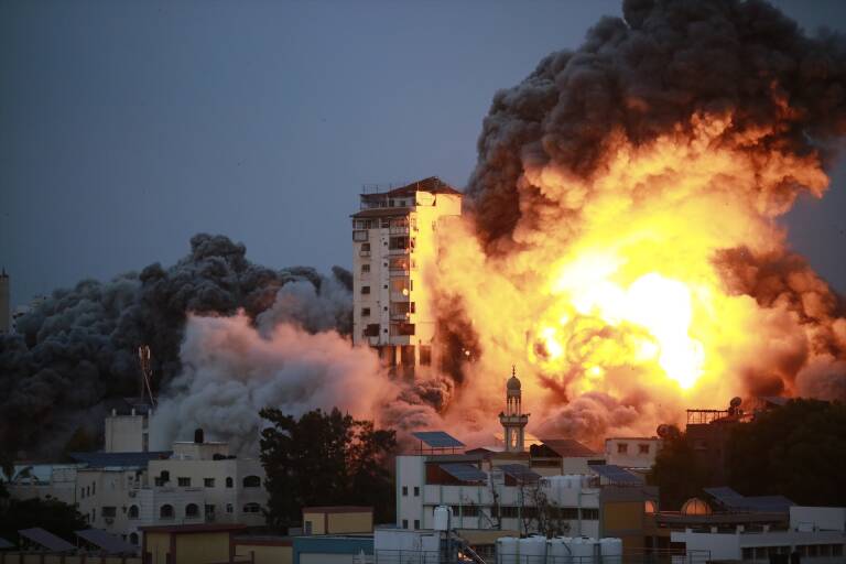 Fuerzas israelíes atacan una torre en la ciudad de Gaza. Foto: EUROPA PRESS/CONTACTO/BASHAR TALEB