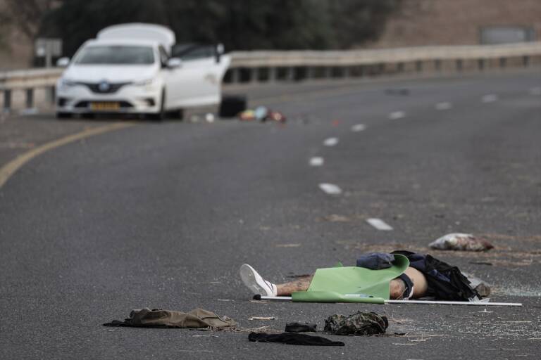 El cuerpo de un ciudadano israelí muerto yace en la calle. Foto: ILIA YEFIMOVICH/DPA