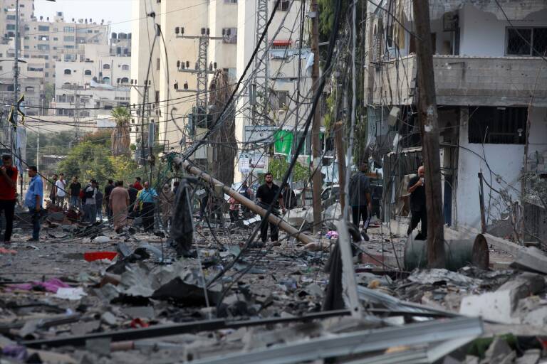 Los palestinos caminan entre los escombros en la ciudad de Gaza. Foto: EUROPA PRESS/CONTACTO/NAAMAN OMAR 