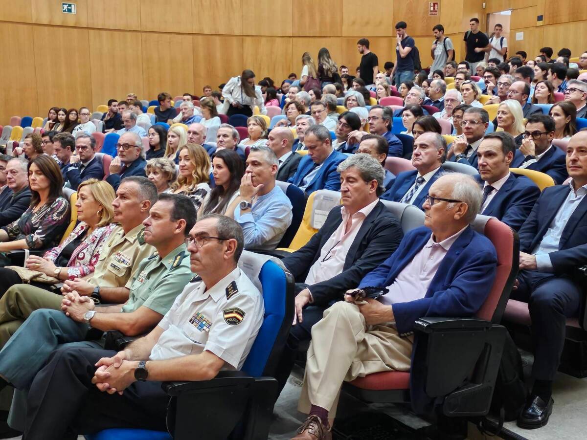 La conferencia de Hernández de Cos reunió a numerosos invitados en la UA. Foto: AP
