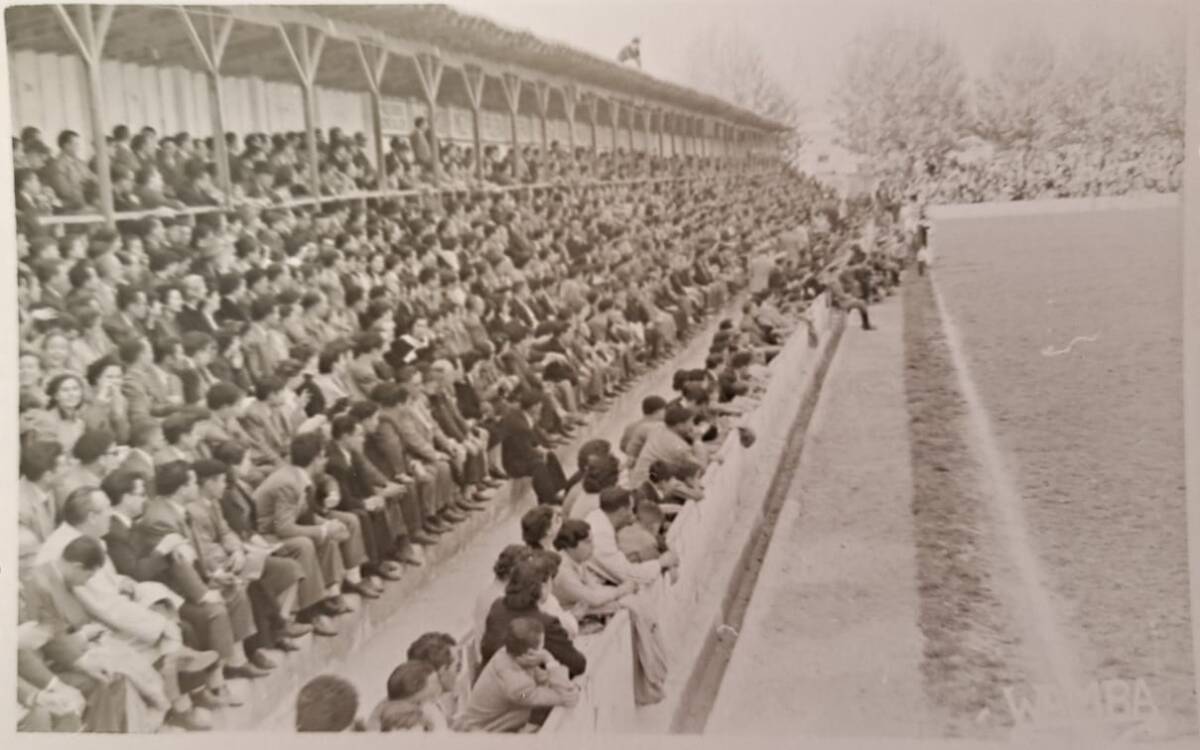 Aspecto del Sequiol el 26 de abril de 1953, con motivo del Castellón-Levante (2-2), que supuso el ascenso del equipo albinegro a Segunda División Fue el último encuentro del equipo albinegro en el Seguiol (foto: Wamba)