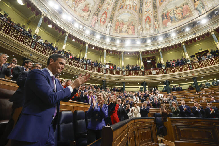 Sánchez aplaude tras acabar la segunda sesión del debate de investidura. Foto: EFE/JAVIER LIZÓN