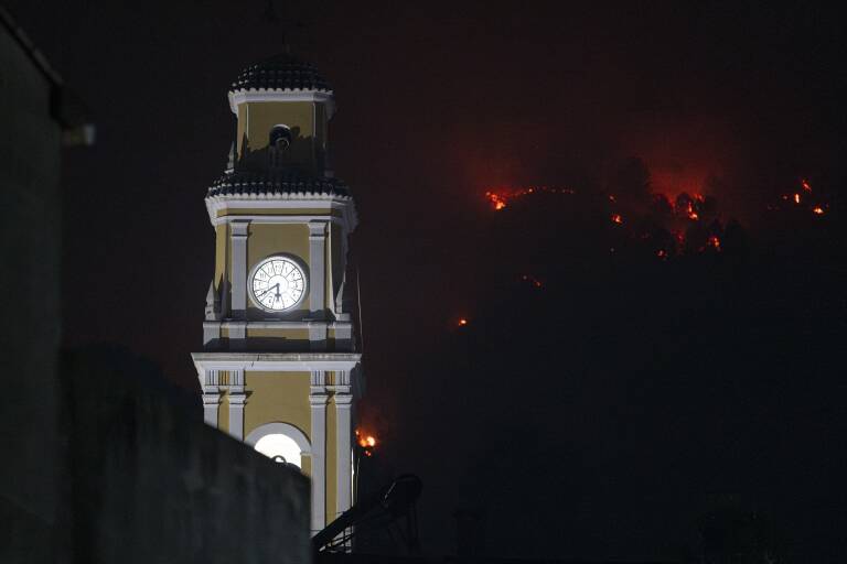 Vista del incendio desde el municipio de Ador. Foto: LORENA SOPENA/EP