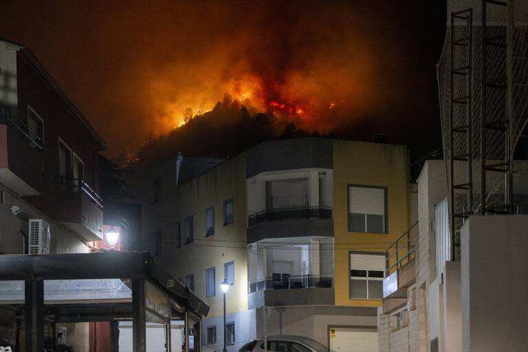 Vista del incendio desde el municipio de Ador. Foto: LORENA SOPENA/EP