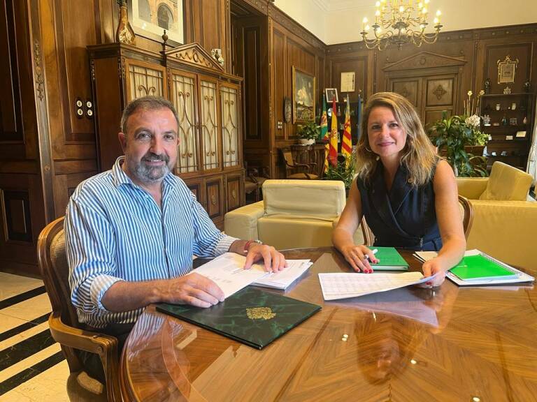 El concejal de Hacienda, Juan Carlos Redondo, con la alcaldesa, Begoña Carrasco.