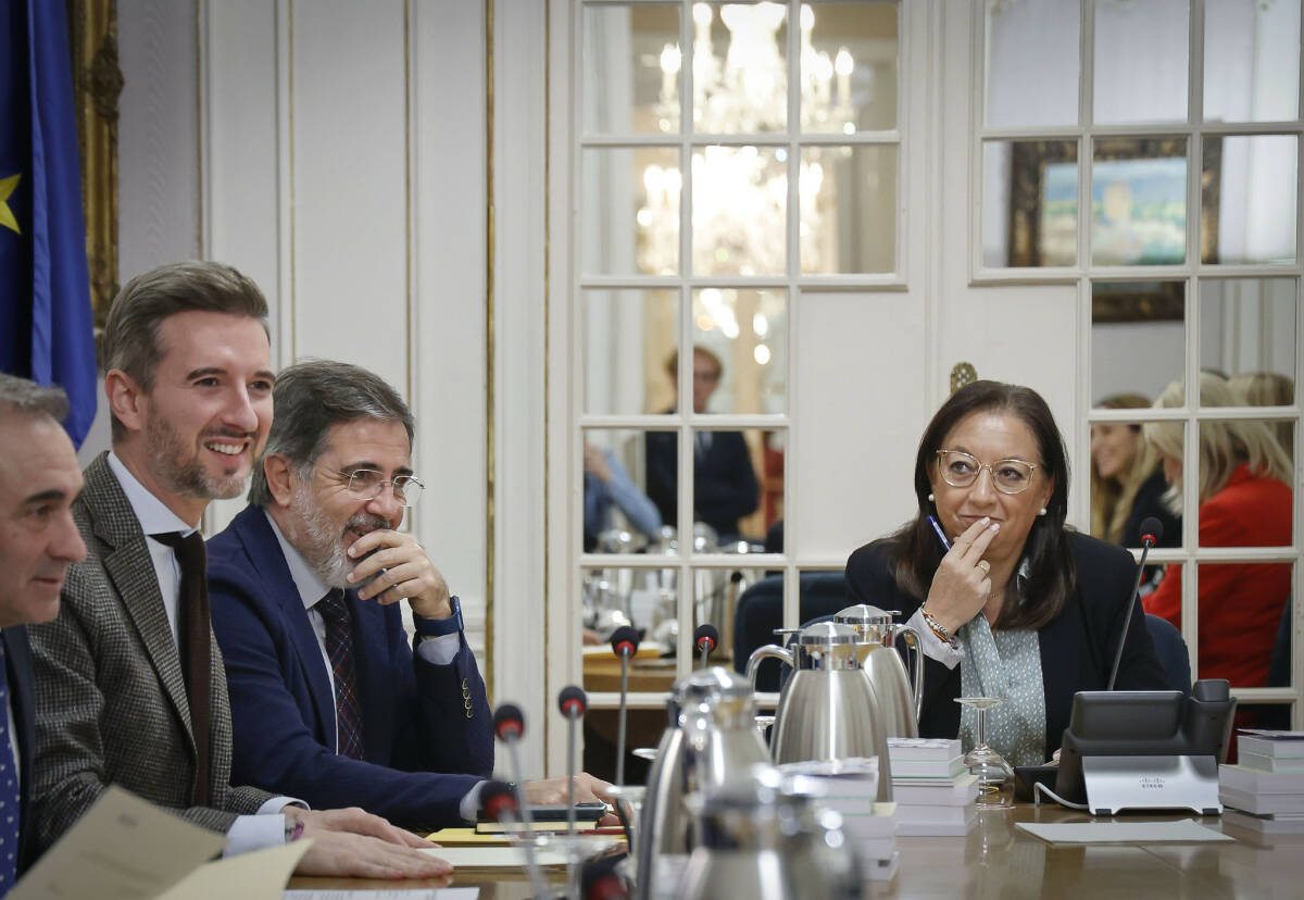 La presidenta de Les Corts, Llanos Massó, junto a los diputados del PP. Foto: CORTS/JOSÉ CUÉLLAR