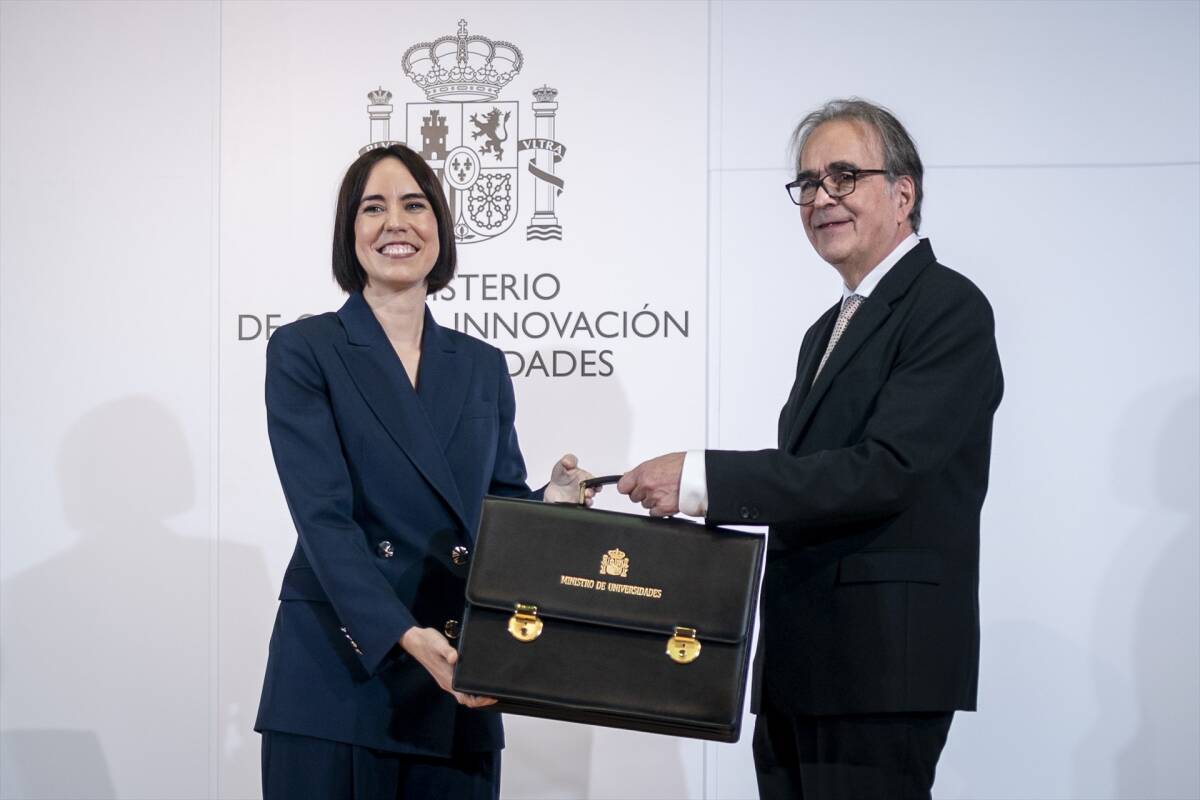 Diana Morant recibe la cartera de Universidades de Joan Subirats. Foto: A. PÉREZ MECA/EP