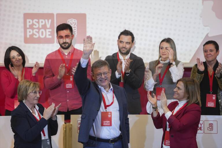Ximo Puig se despide tras comparecer ante el comité nacional del PSPV. Foto: JORGE GIL/EP