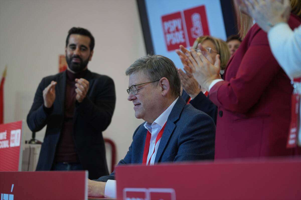 José Muñoz, al fondo, aplaude a Puig en el comité de este sábado.Foto: EP/Jorge Gil